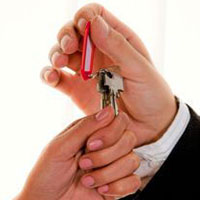 Man handing keys to lady after closing on Texas Vet loan